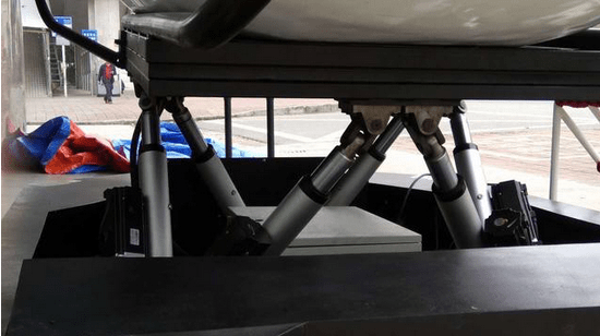 器,其运动系统具有六个自由度,主要有六个液压伺服作动筒及支撑的平台