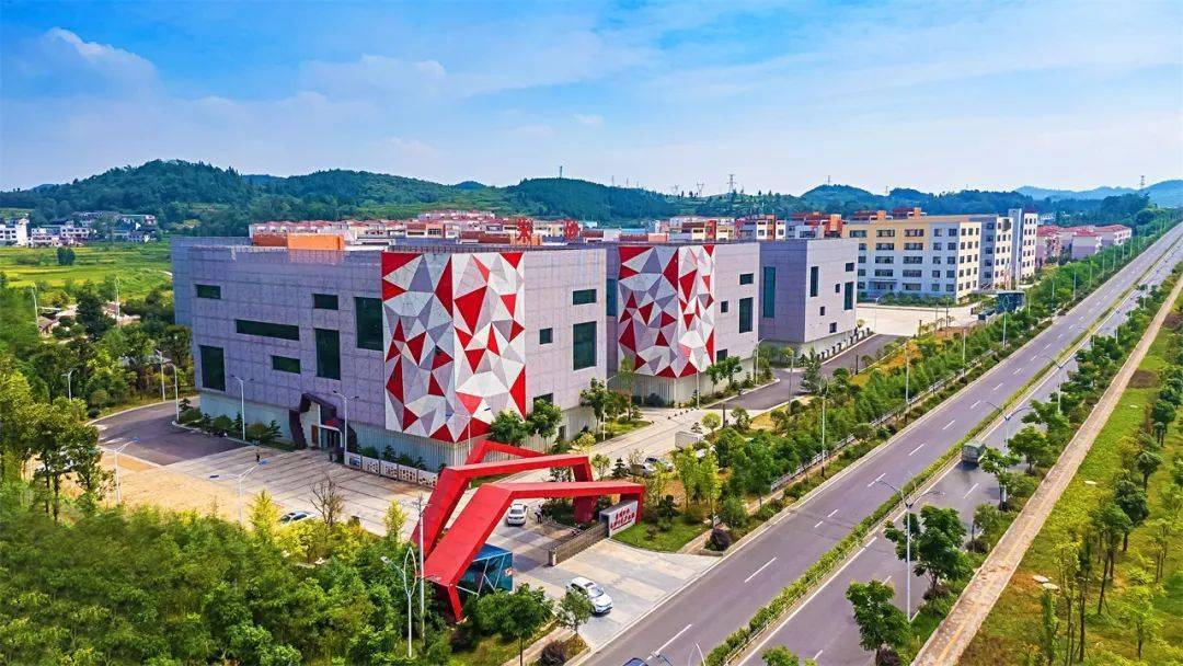 万山朱砂工艺产业园万山朱砂藏量丰富,品质上乘,为朱砂工艺品的打造