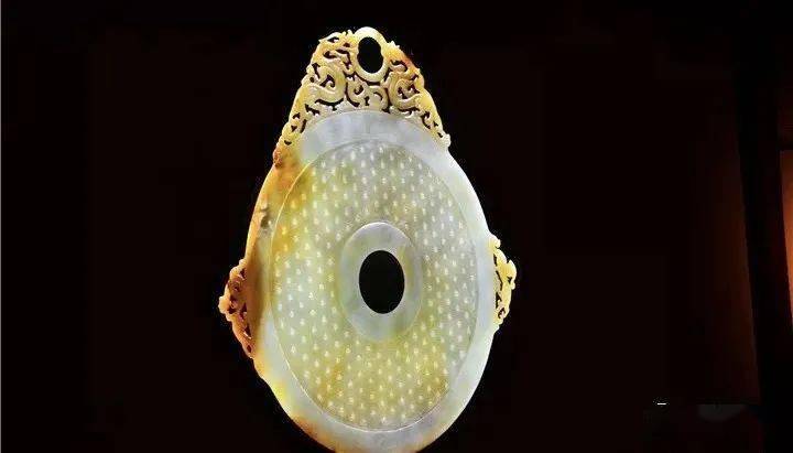 央视带你打卡定州博物馆国宝级文物青玉龙螭衔环谷纹玉壁