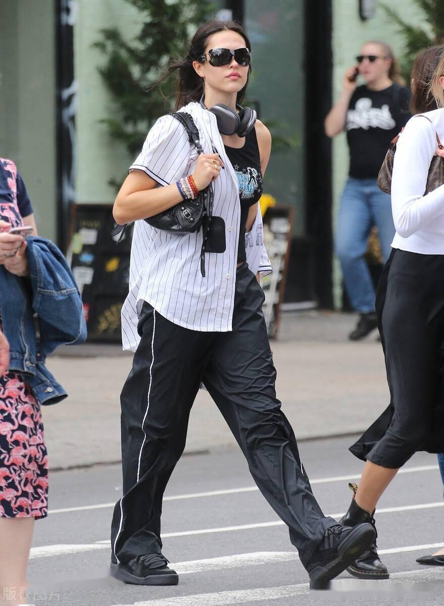 街拍模特阿米莉亚哈姆林棒球短袖衬衫黑色运动裤率性十足