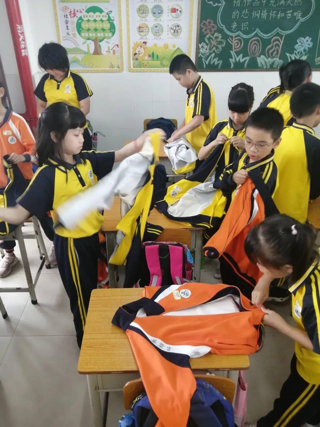 所有同学都学会叠校服了,跟着进行的是小组赛,每个小组选出两位优胜者