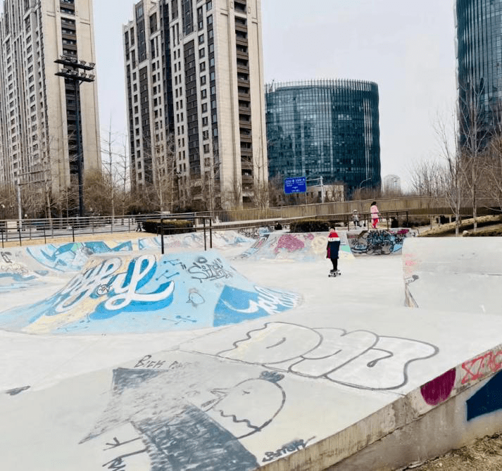 据小h了解,望京滑板公园是免费对外开放的,但近期受到疫情又暂停开放