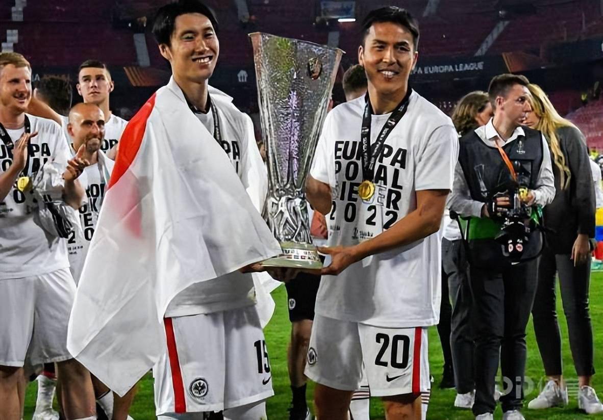 长谷部诚与镰田大地赛后合影继小野伸二后日本球员欧联再捧杯 赛季 欧联杯 法兰克福