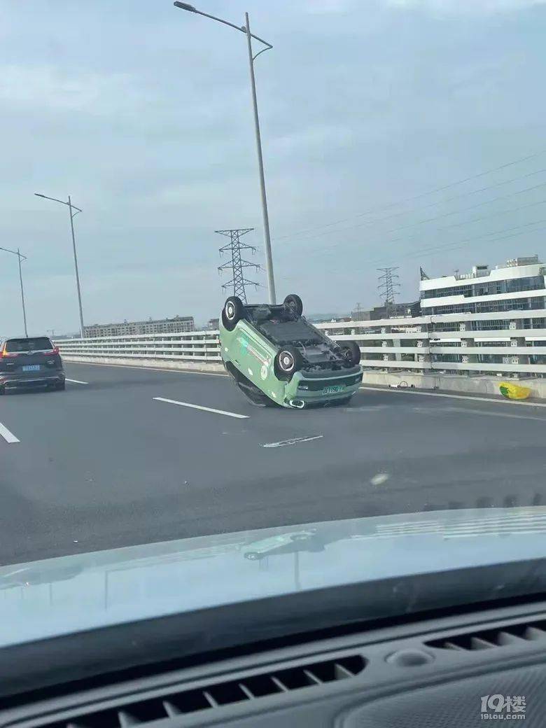 路泽太高架上一五菱mini翻了个四脚朝天网友这车不要开太快