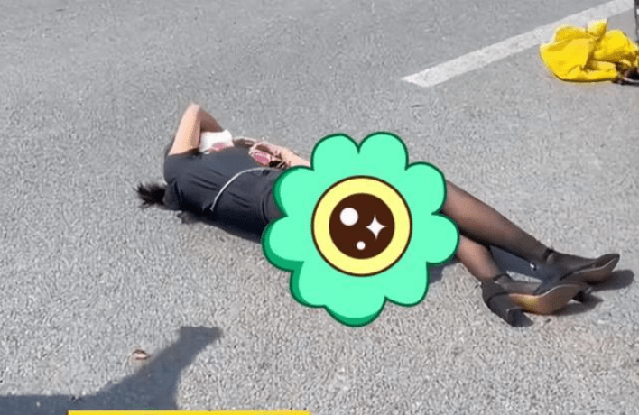 女子撞车倒地不起疑似摆拍姿势引发热议路人之前就排练过吧