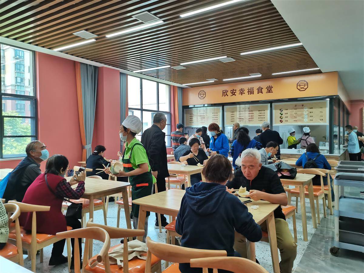 宜昌市伍家崗街道江山社區幸福食堂正式開業,尚未到飯點,食堂打菜窗口