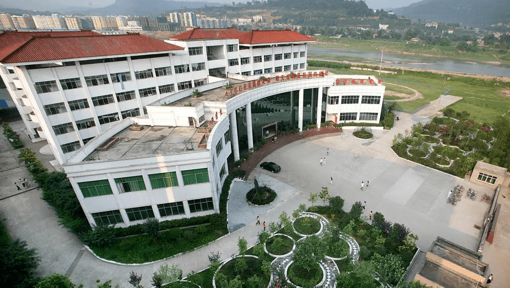 学校简介巴中市春蕾高级中学招生咨询联系人获得普高助学金的学生