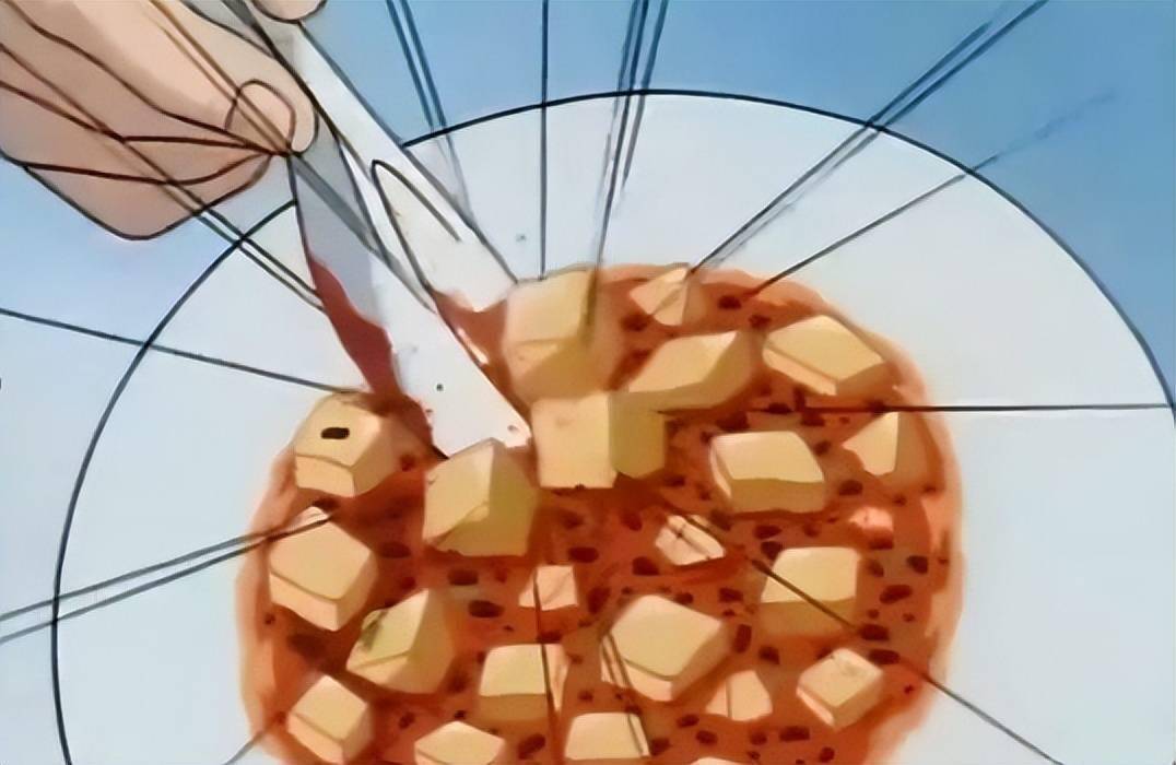 小当家》中,小当家正是凭借一道魔幻麻婆豆腐打败师兄邵安,保住菊下楼