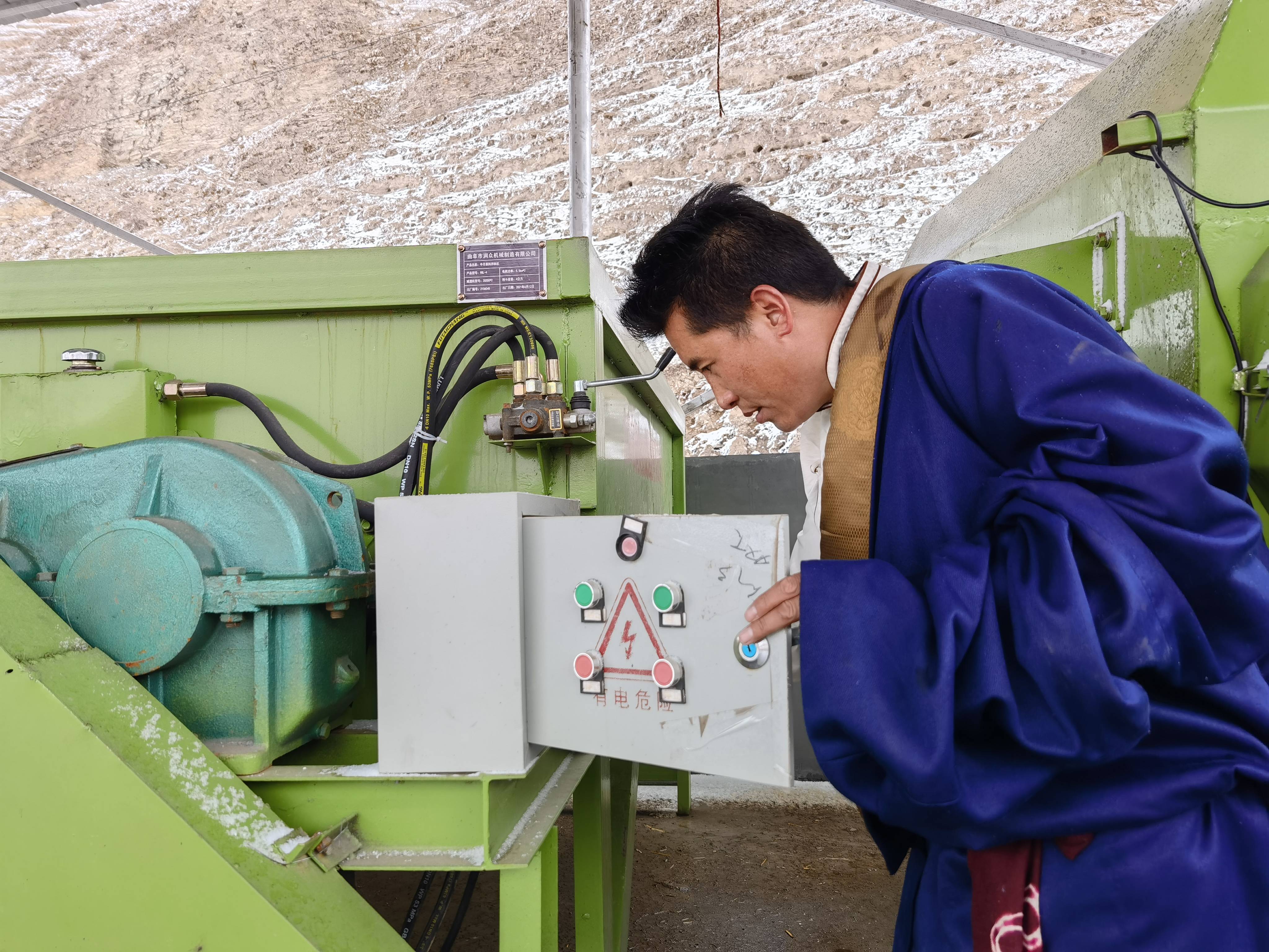 摄(配本社同题文字稿)4月27日,在青海省玉树藏族自治州称多县三江源