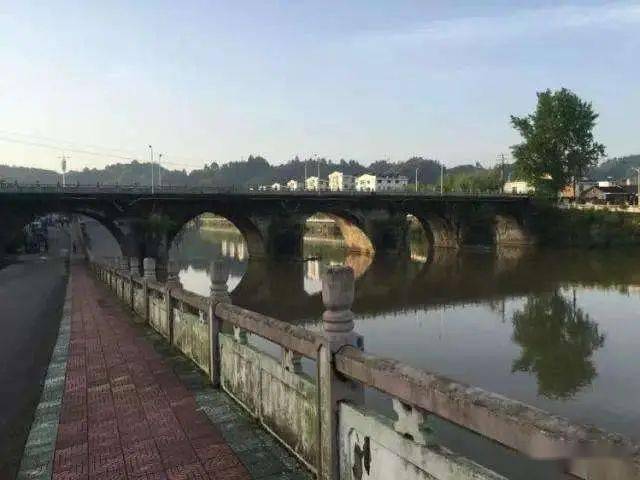 南宋时期,赵纶改扁舟为石墩,熊良辅号召乡人在石墩上架木成桥,李以制