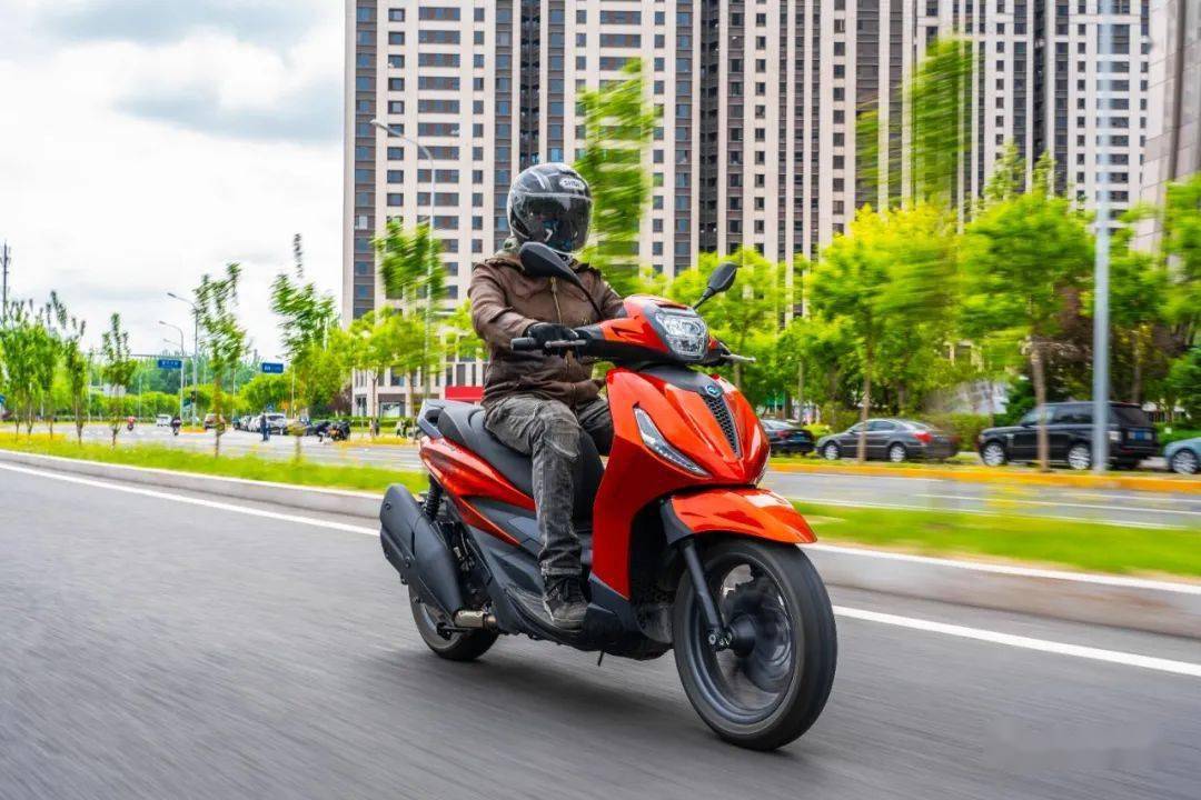 典雅运动两相融试驾比亚乔beverly400丨把玩