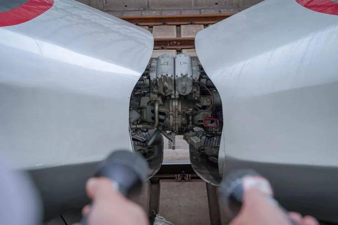 520,看高铁如何"秀恩爱"?_车钩_列车_过渡