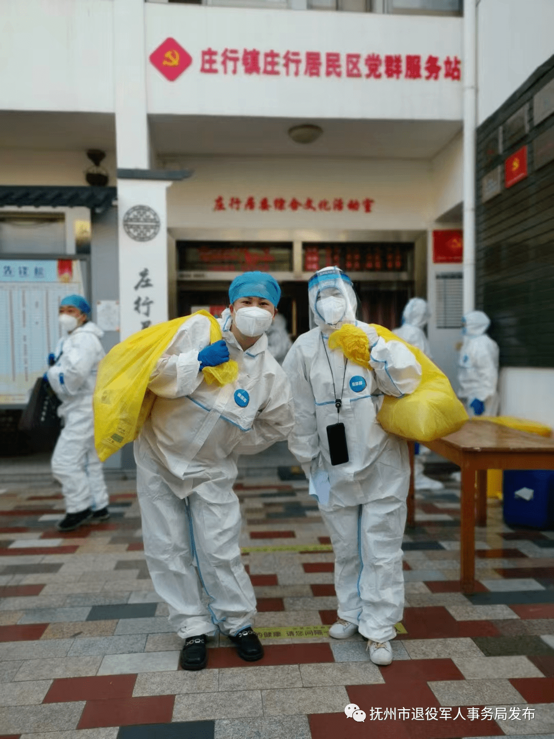 今年3月28日,罗家斌,俞丽得知上海奉贤区庄行居委会招募抗疫志愿者