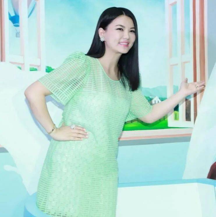 李湘瘦回了年轻的样子身穿薄荷绿连衣裙清新淡雅气质开挂了