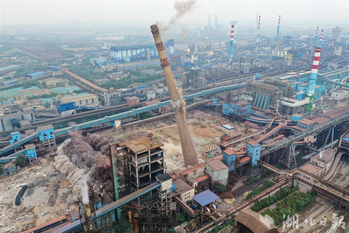 武钢有限炼铁厂三烧烟囱及厂房成功爆破