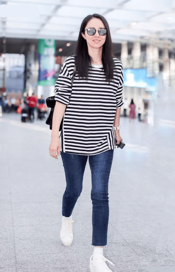 董璇在海口被拍,穿牛仔裙条纹衫青春减龄,踩小白鞋看不出年龄!