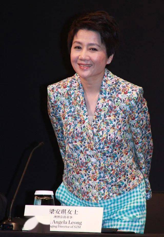 梁安琪穿衣花里胡哨的真不像60后的人气质起码减龄20岁