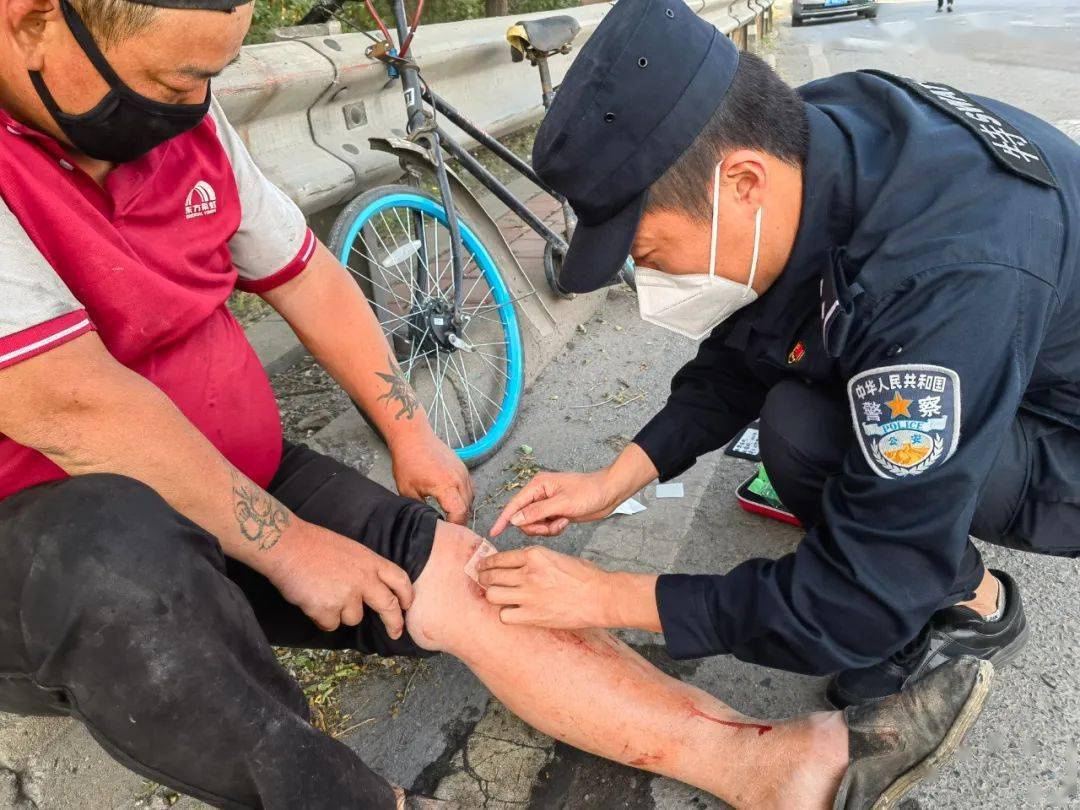 5月22日清晨,在津围公路执行疫情防控任务的特警队员发现一名男子骑车
