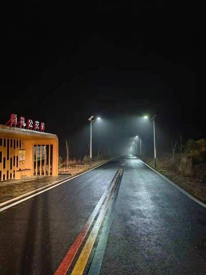 深秋路灯夜景图片