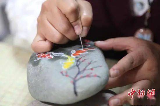 央媒聚焦 | 石头上能“开花” 河北民间艺人巧手制鹅卵石画