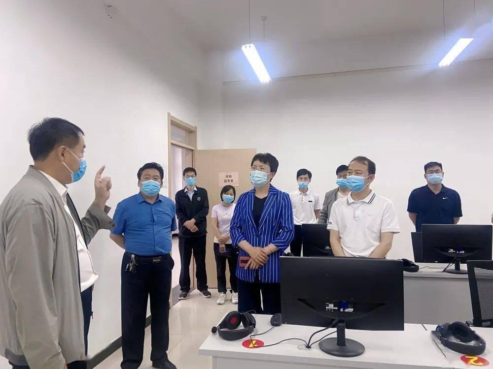 郑晓燕县长到我校调研检查高考准备工作
