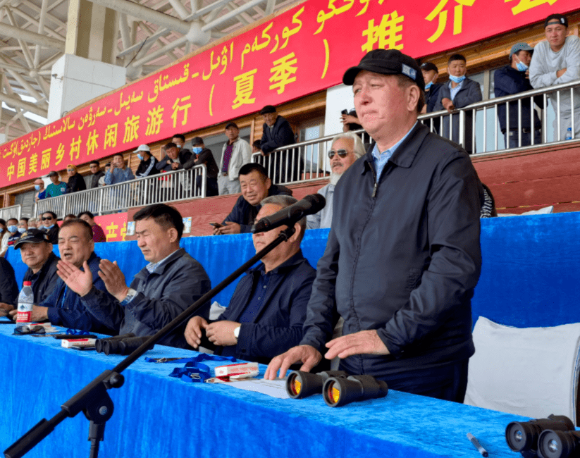 全国人大常委会委员,民族委员会副主任哈尼巴提·沙布开宣布开赛赛事