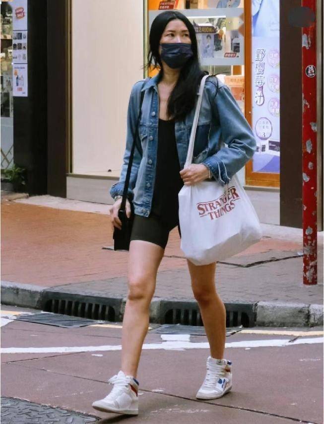 香港街头夏日穿搭分享浓浓的复古范儿也太有魅力了