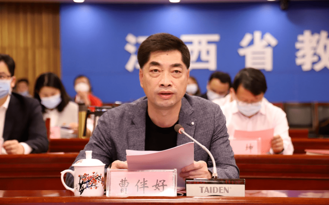 省委教育工委委员,省教育厅总督学曹伴好出席活动.