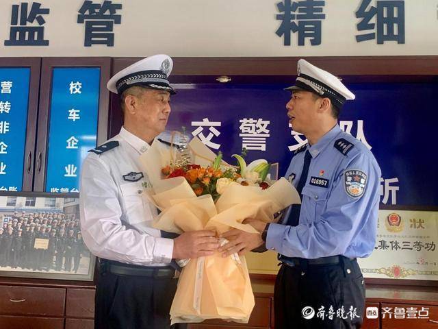 在青岛市公安局交警支队李沧大队车管分所, 60岁的老民警,老党员方文