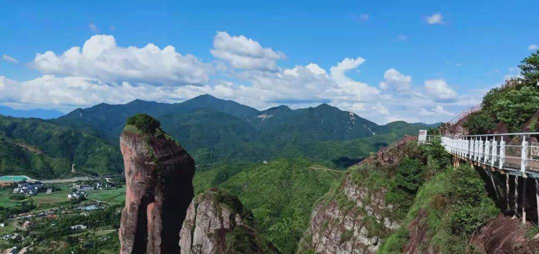 起來到通天寨景區去看看這人間仙境吧~雲海是山嶽風景的重要景觀之一