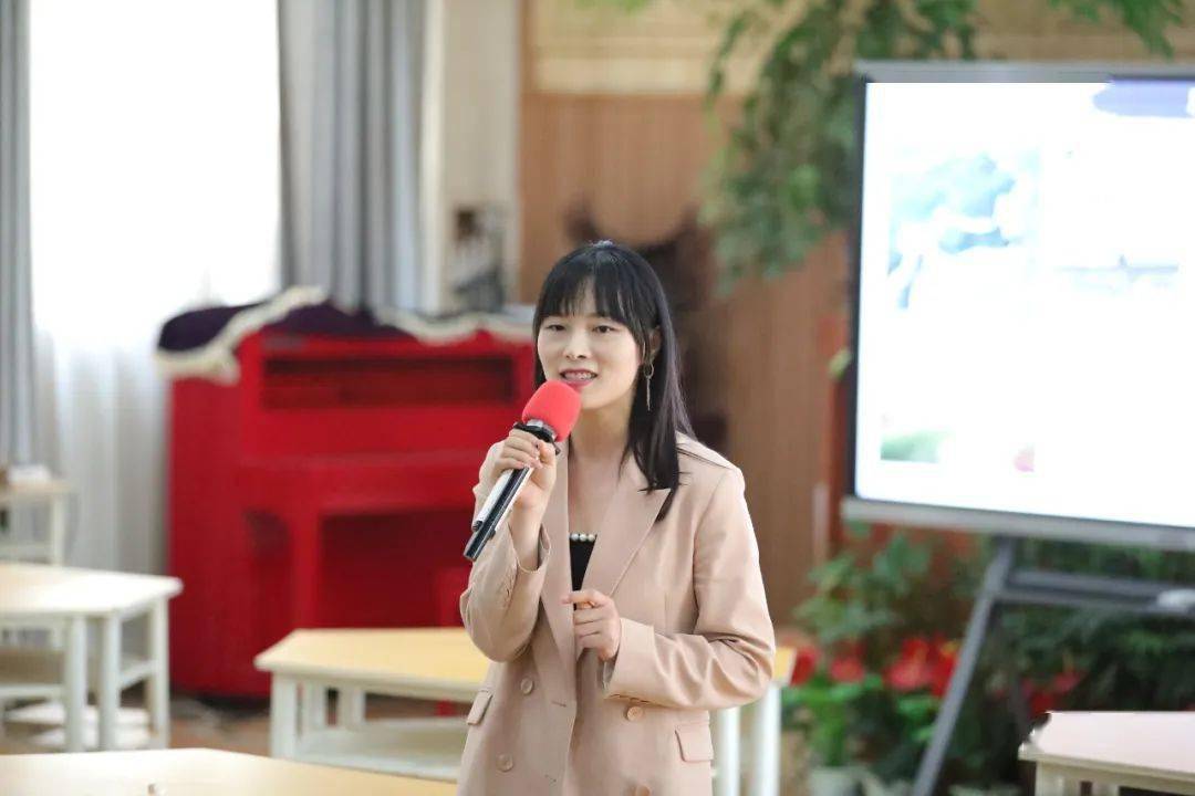 数学课构建中国思维李迅老师的数学课课题为《平行线性质的应用》.