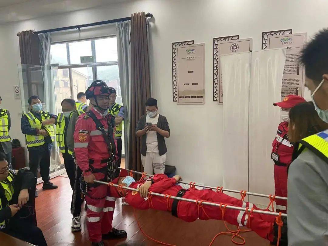 百丈镇开展山地与水域应急救援培训演练