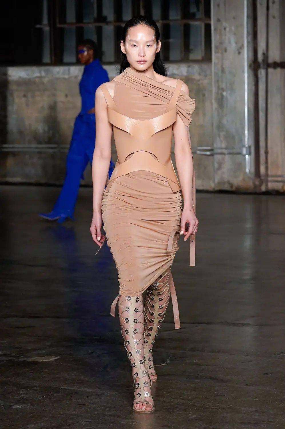 将设计重点放置在服装结构上,并把建筑中的模块化设计融入到服装中,将