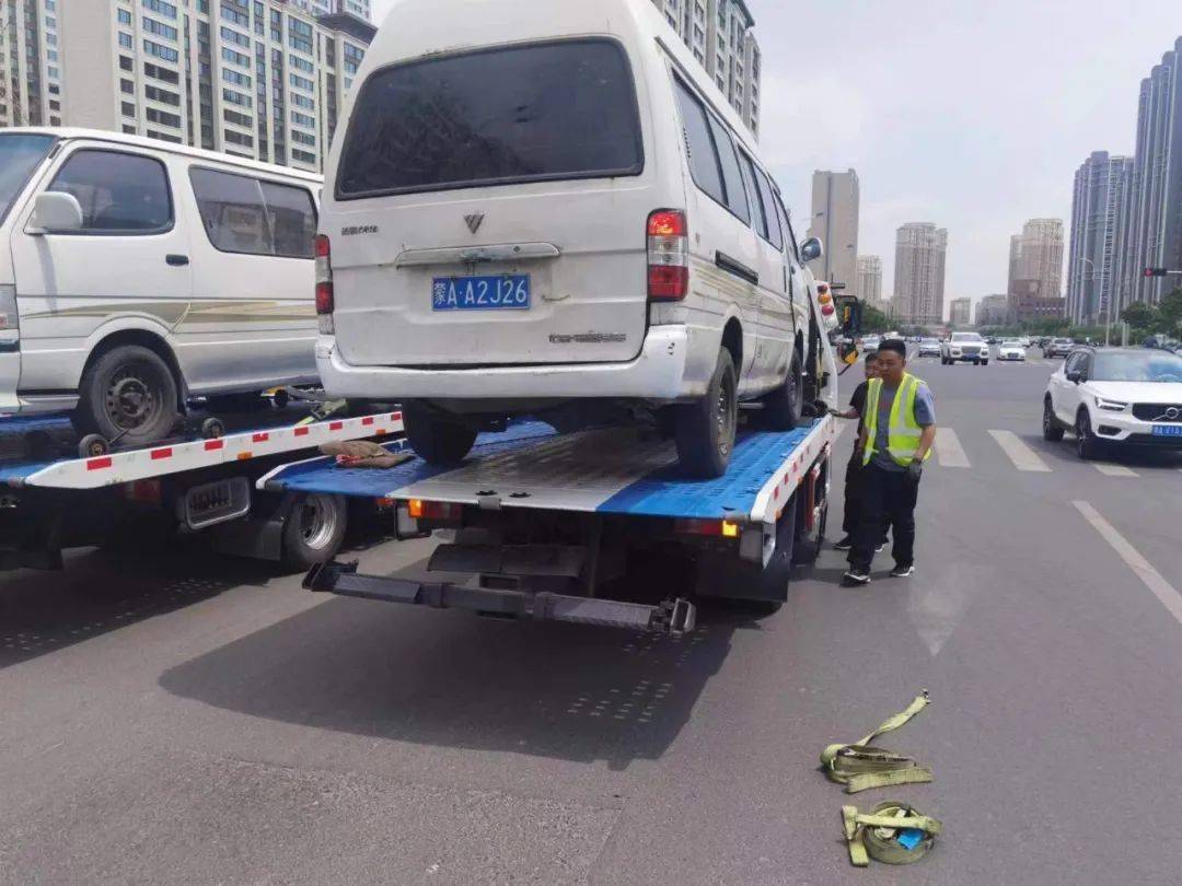 拖走呼和浩特这些面包车长期占用公共车位车里竟全是电动车电瓶