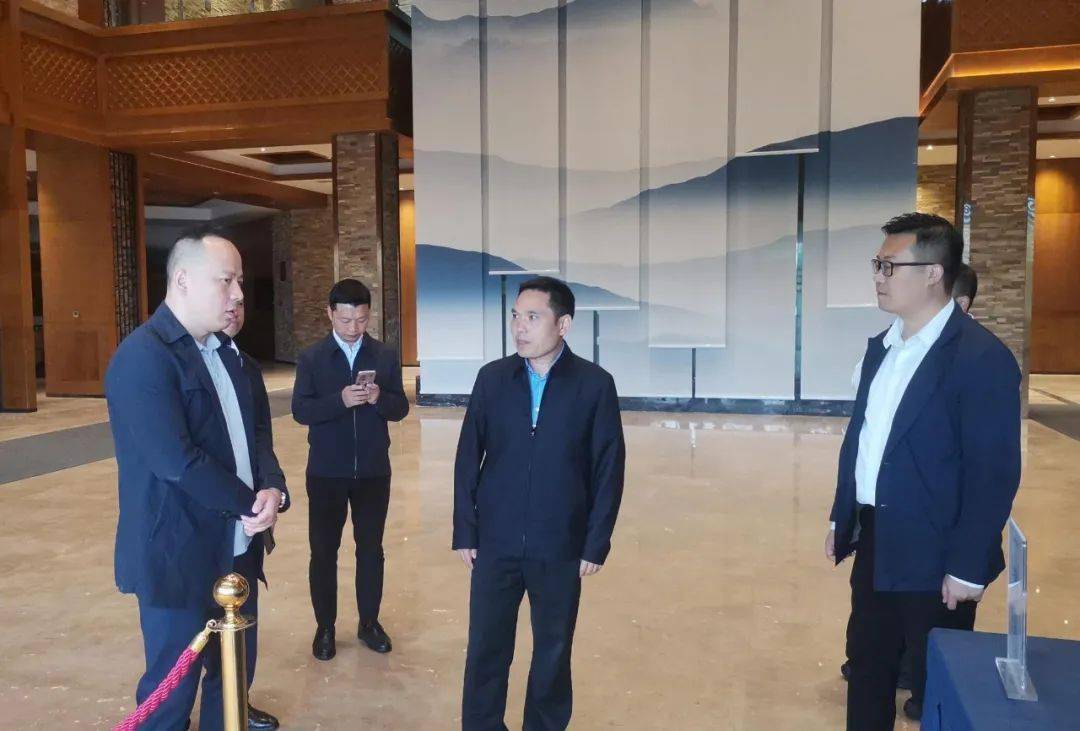 5月14日,桐梓县县委副书记,县长易贤一行到房地产公司建设的中冶