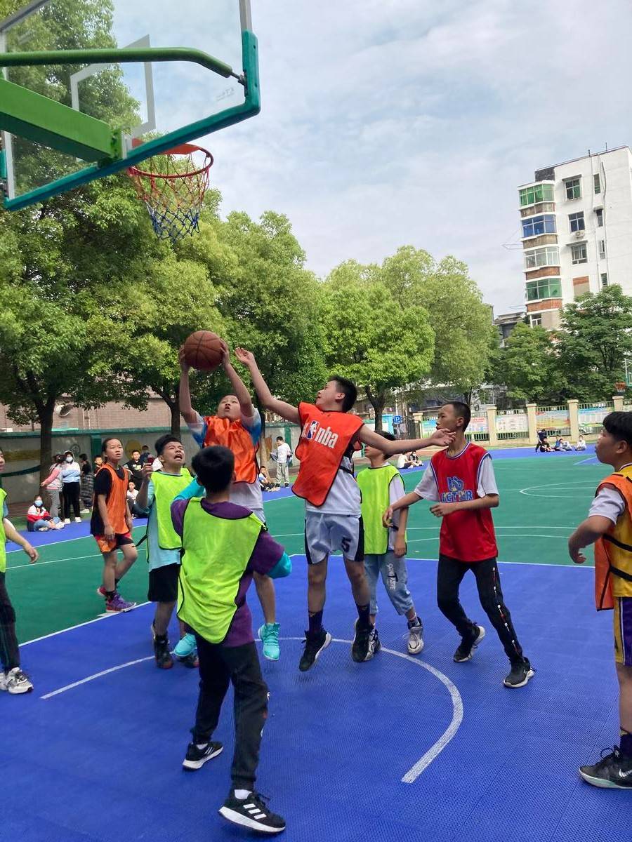 球场赤子心钢城一小篮球少年显身手