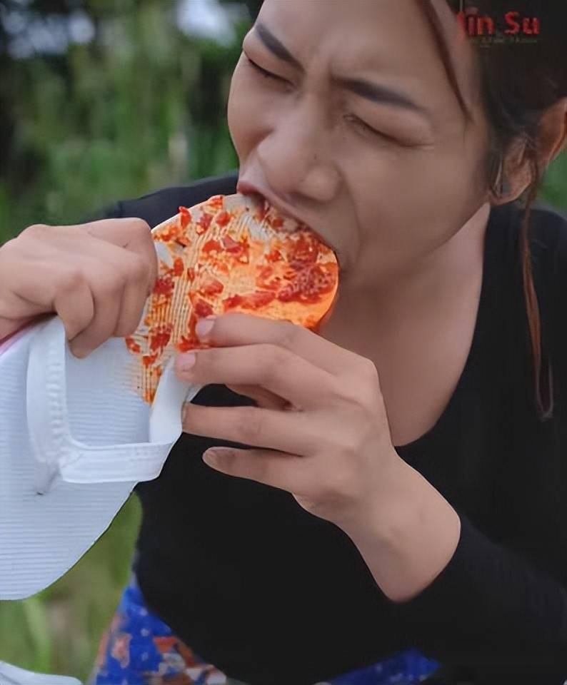 柬埔寨美女网红直播吃拖鞋,2天播放量超2千万_视频_youtube_网友