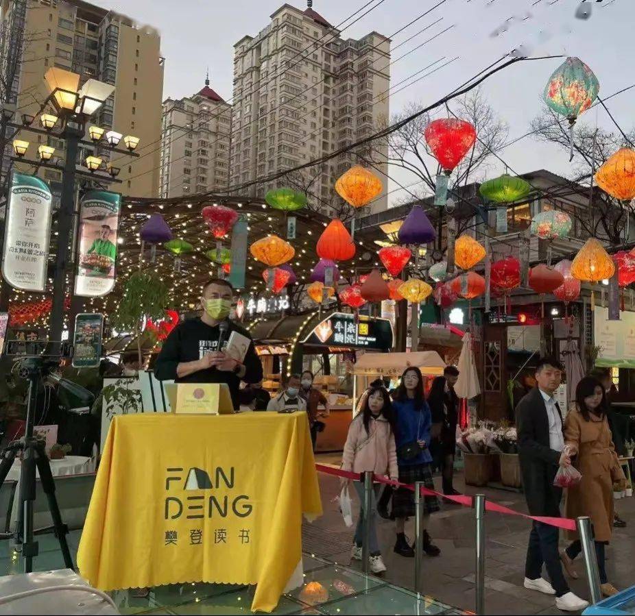 六点一刻读书会来南强街给孩子戴上五顶学习帽