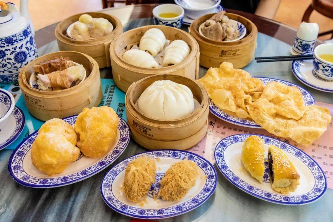 早茶文化入选非遗论饮茶只服广州人