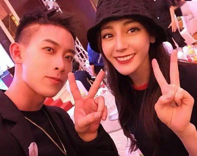 看了迪丽热巴跟别人的合影才发现她的颜值有多优越