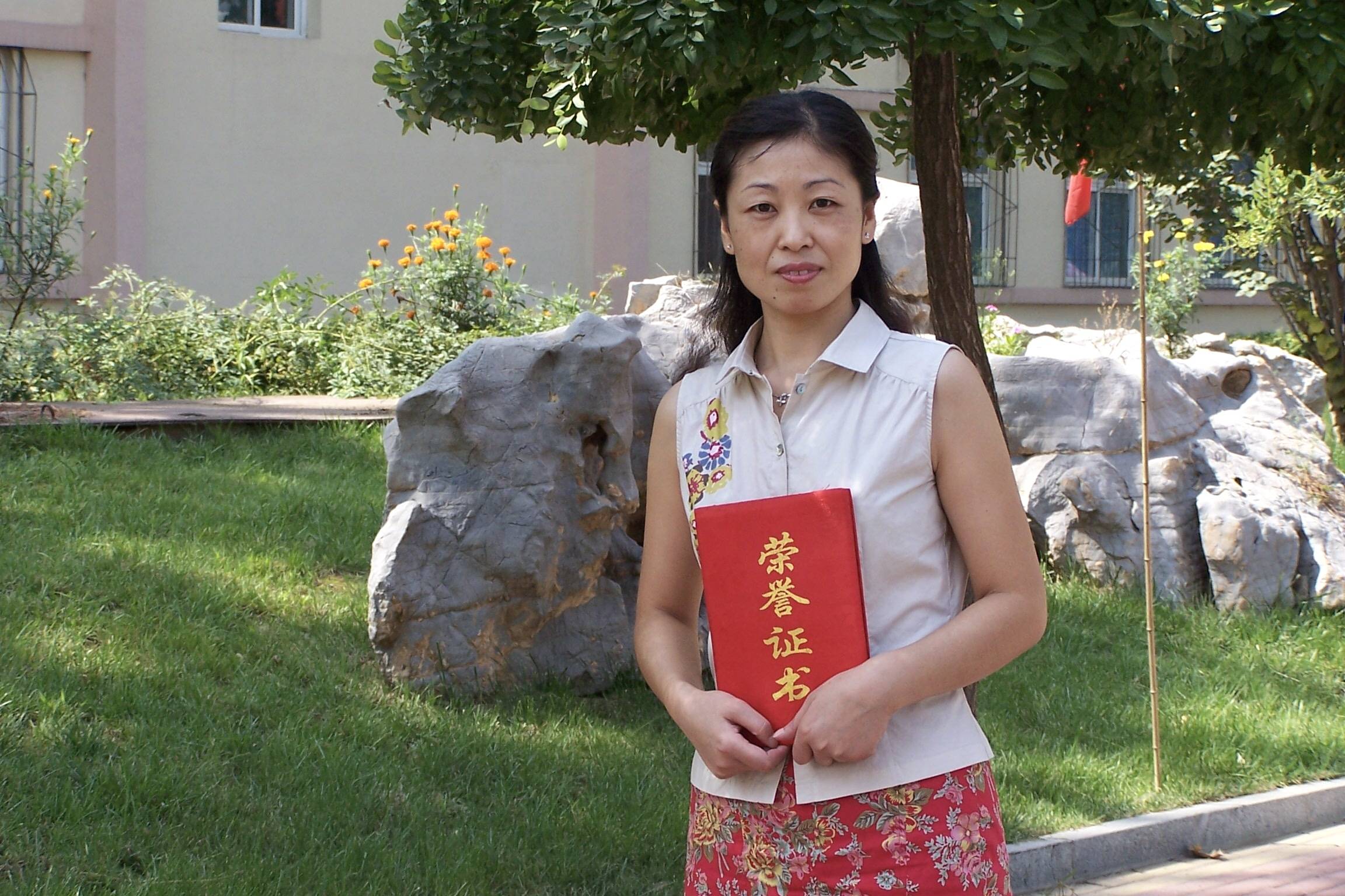 一线,济南这位老教师因学生需要 藏起退休证再登讲台_王梅_鲍山_语文