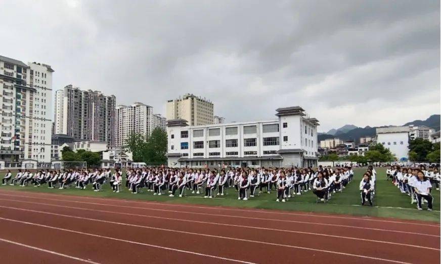 【喜迎二十大 永远跟党走 奋进新征程】荔波县第二中学开展专题团课