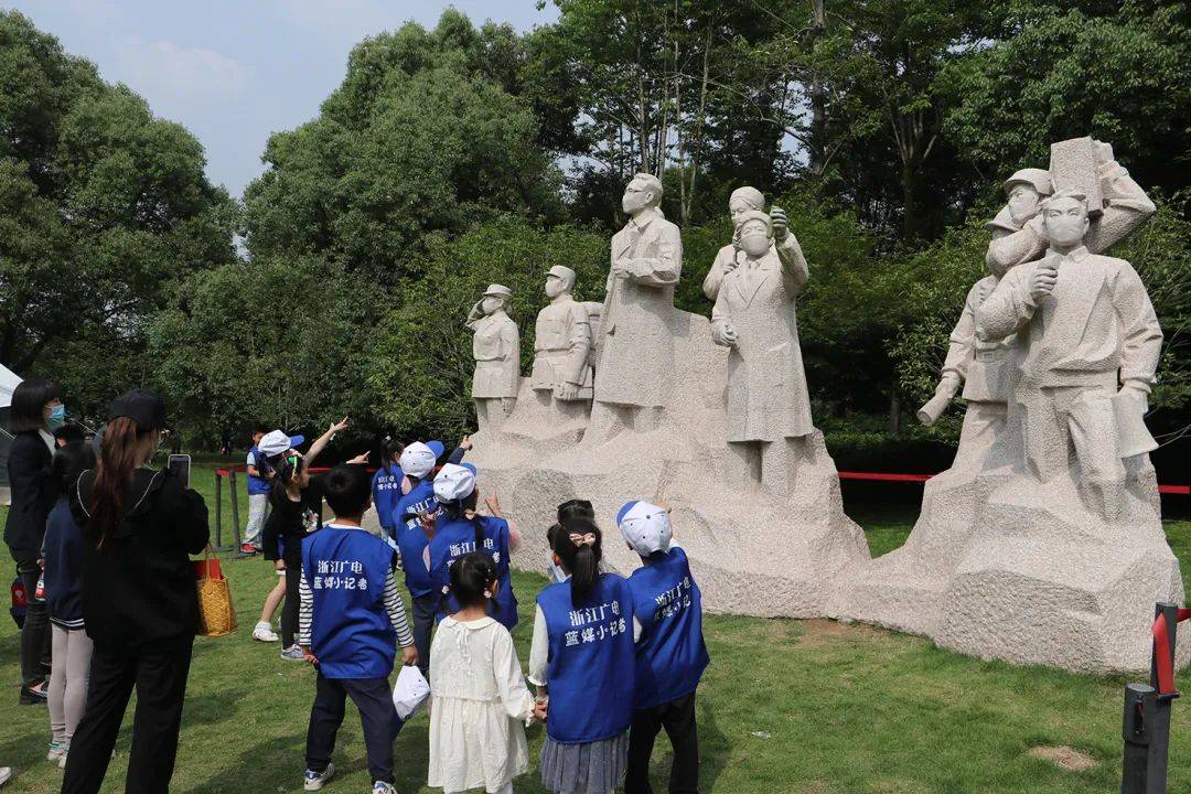 浙江之声主播方雨与蓝媒小记者邂逅劳模公园:共同见证劳动者最美的