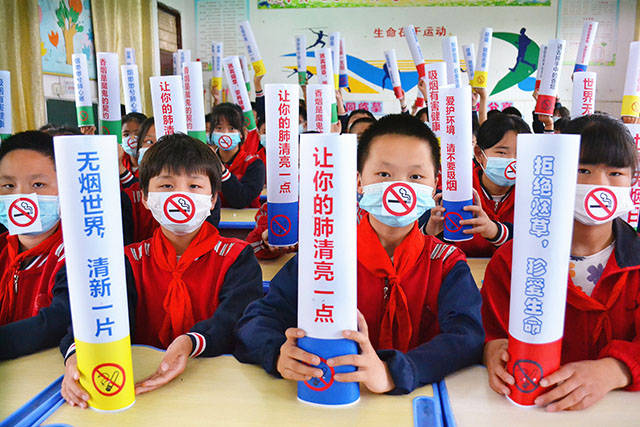 学生制“巨烟”劝戒 迎世界无烟日_危害_生活_杨显