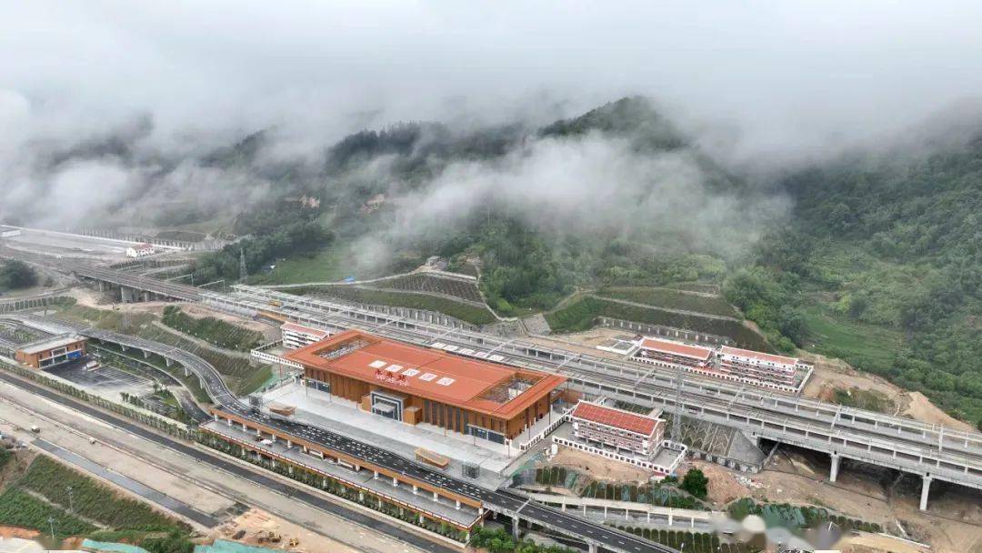 安溪东站安溪是中国"茶都",安溪铁观音的发源地.