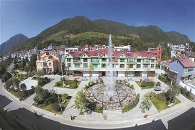 "李家镇诸家村书记叶利红说,现在一到夏天,村民们就聚在公园里乘凉