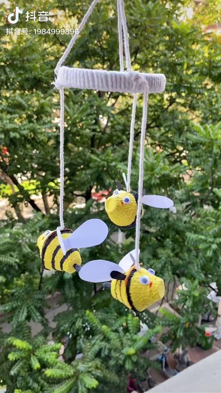 废弃鸡蛋托制作的小蜜蜂,挂在窗台上转啊转的,还挺好看!