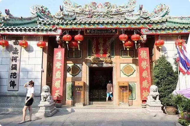 唐人街内的龙莲寺,和距离唐人街不远的二哥丰庙,都是很有特色的寺庙