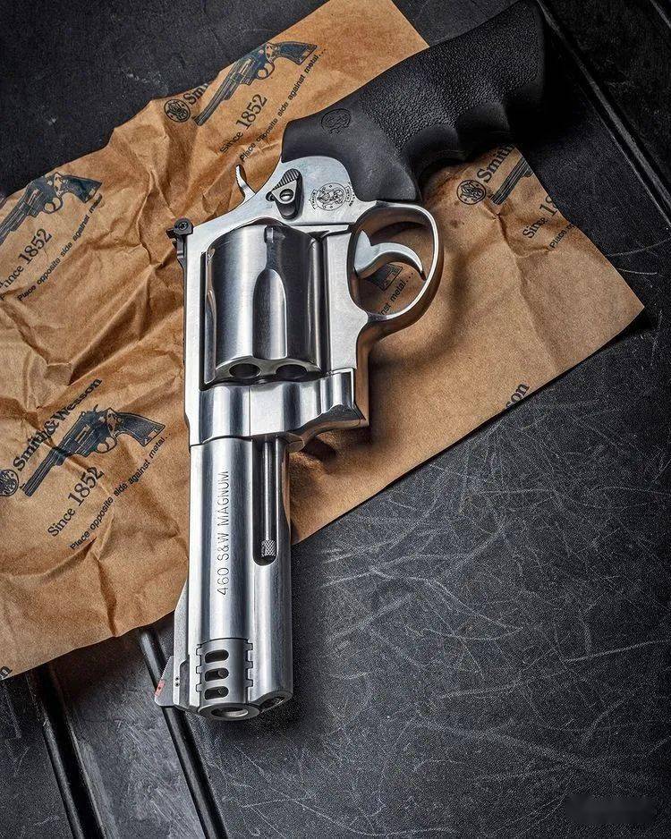 转轮手枪美图一脸憨厚满满安全感的胖大叔