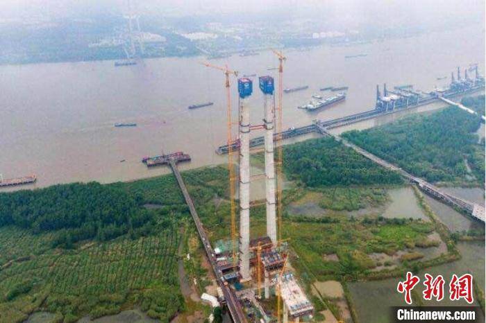 常泰长江大桥南接线工程首片盖梁完成浇筑,龙潭